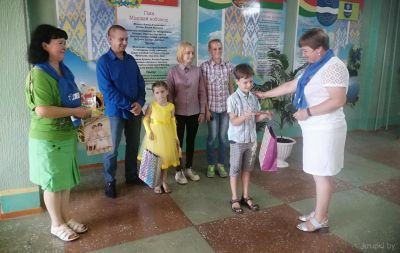 Представители Крупской районной организации ОО &quot;БСЖ&quot; вручили подарки многодетной семье