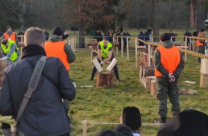 Объявлен конкурс на разработку символа чемпионата Беларуси по колке дров среди СМИ
