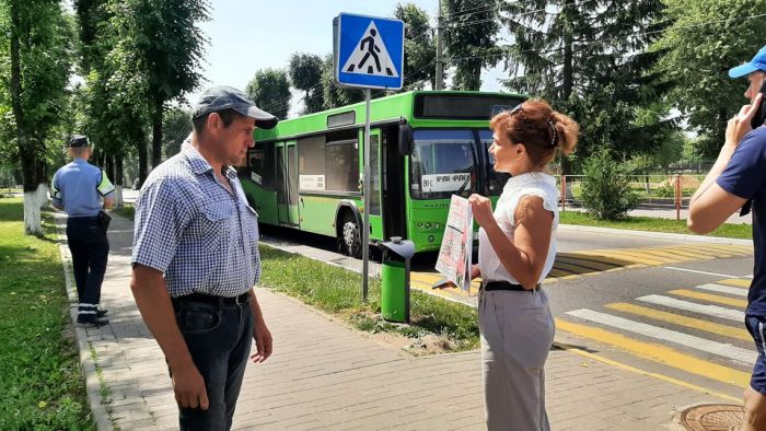 Волонтеры приглашали крупских автолюбителей и прохожих принять участие во Всебелорусской минуте молчания