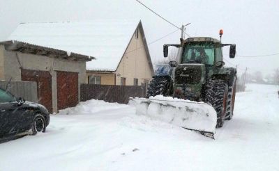 Техника ОАО «Кленовичи» чистит снег в населенных пунктах Бобрского сельсовета