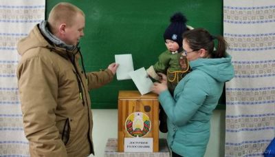 На участок № 18, что в Начской СШ, приходят пожилые люди, молодежь и даже целыми семьями
