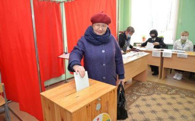 Многолюдно на участке для голосования № 22 в городской СШ № 1