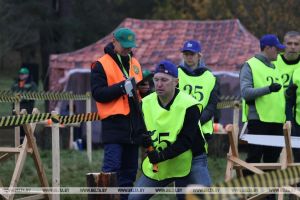 &quot;Одним ударом!&quot; Какие новые конкурсы ждут участников чемпионата по колке дров среди СМИ