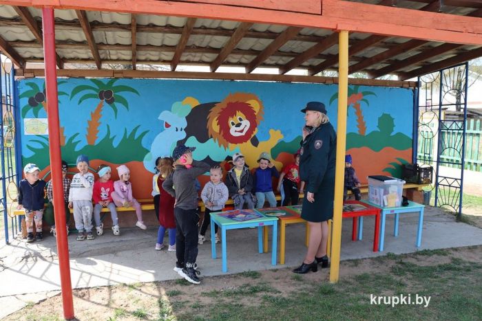 Спасатели Крупского РОЧС заглянули в гости к дошколятам Колосовского детского сада