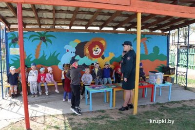 Спасатели Крупского РОЧС заглянули в гости к дошколятам Колосовского детского сада