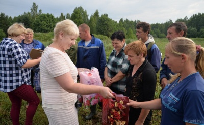 Профсоюзные лидеры вручили Благодарности и подарки труженикам МТФ «Новый Бобр»