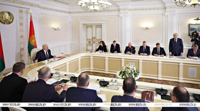 Лукашенко: Витебскую область на плечах тащить не будем