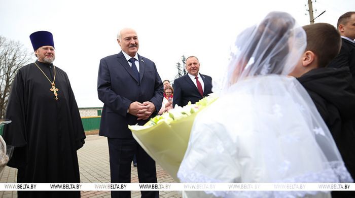 Лукашенко на Пасху приехал в храм Святителя Николая Чудотворца в Шкловском районе