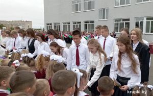 Торжественной линейкой встретила новый учебный год СШ № 3