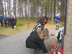 Крупчане возложили цветы в знак скорби о погибшем сотруднике Комитета госбезопасности