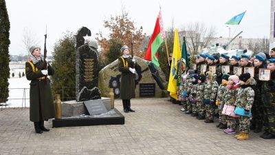 У памятника воинам-интернационалистам в Крупках говорили о событиях той войны, вспоминали боевых товарищей (фото)