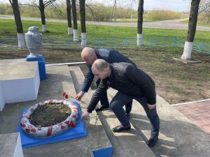 Сотрудники прокуратуры возложили цветы к памятнику в агрогородке Игрушка