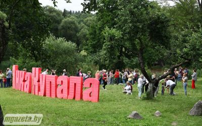 У Купалаўскім мемарыяльным запаведніку «Вязынка» праходзіць рэспубліканскае свята паэзіі, песні і народных рамёстваў