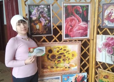 На участке для голосования № 15 организована выставка творческих работ Анны Рабец