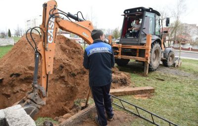 Водоканал меняет трубы на Полевой