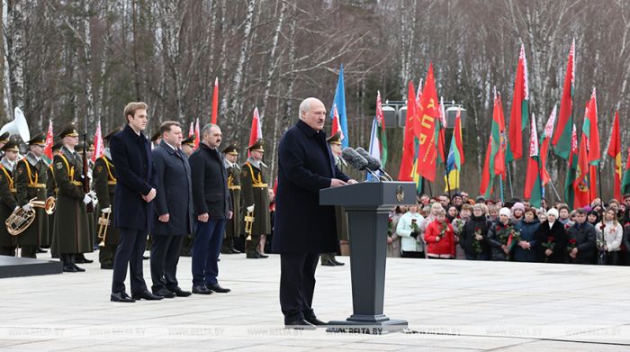 Лукашенко дал прогноз на политическую кампанию-2024: &quot;Если голову в руках будем держать, будет все нормально&quot;