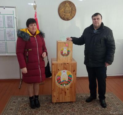 На участок № 1 в Бобрском сельисполкоме пришли первые голосующие
