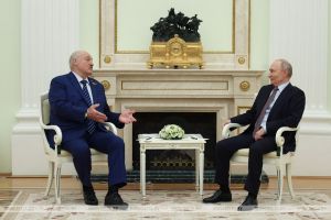 Лукашенко назвал Победу великим достоянием и отметил противную позицию некоторых "товарищей"