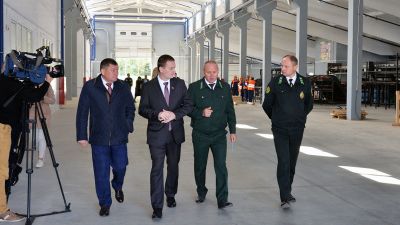 Председатель Минского облисполкома Александр Турчин ознакомился с работой деревообрабатывающего цеха по производству поддонов Крупского лесхоза