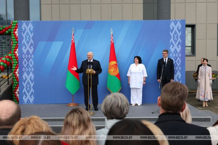 Лукашенко призывает не пенять на нехватку кадров в медицине, а грамотно выстраивать систему