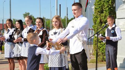 Выпускников средней школы № 1 проводили во взрослую жизнь (фото, видео)