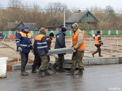 В г.п. Бобр благоустраивают центральную площадь