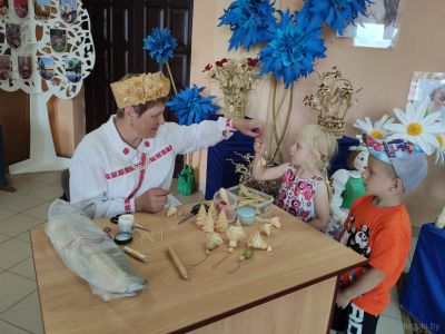 В Крупском районе в день выборов на участках для голосования проводятся выставки, города мастеров, мастер-классы