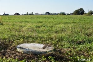 Люки закрыли по полю вдоль улиц Бирюзовой и Аэродромной