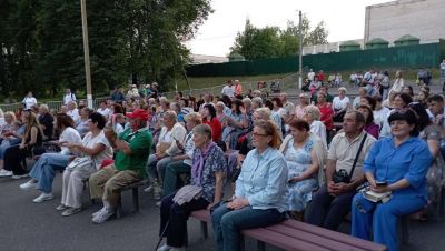 В городском парке проходит праздничный вечерний концерт