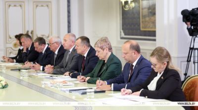 Лукашенко: следует привлечь торговые сети для обслуживания населения в небольших деревнях