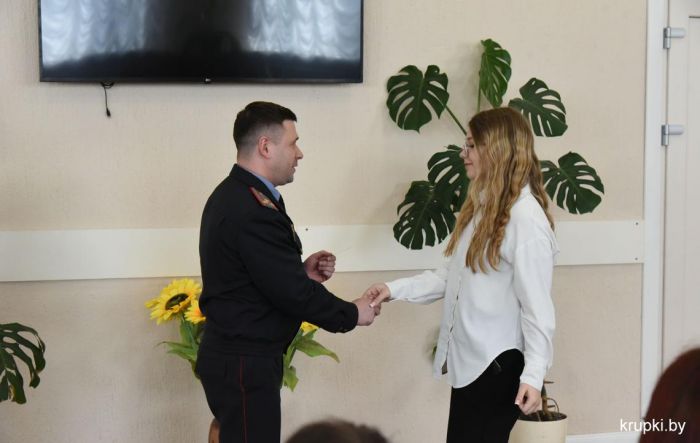 Новым членам молодежного отряда охраны правопорядка из районной гимназии вручили удостоверения