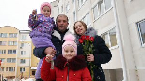 33 многодетные семьи получили ключи от квартир в новом доме по улице Мира