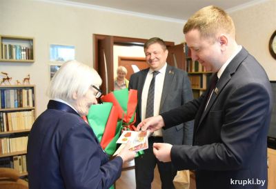 Праздничные поздравления с приближающимся Днем Победы принимала Анна Ивановна Ветрова
