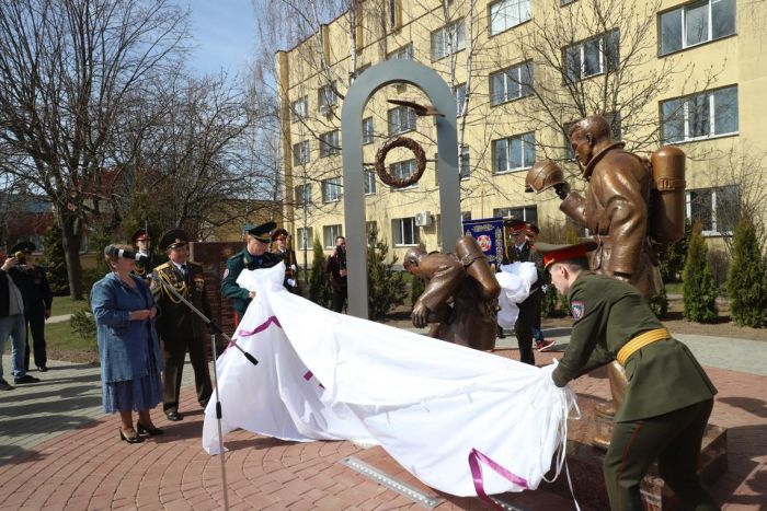 Открыли скульптуру «Работникам МЧС, погибшим во время исполнения служебного долга», на которой вписаны фамилии крупских спасателей