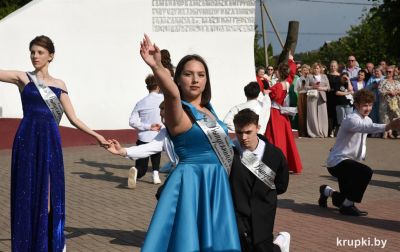 Прощание с детством у крупских выпускников началось с вальса (фото)