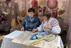 Калектыў майстроў “Таленты Крупшчыны” выстаўляецца на Нацыянальным фестывалі беларускай песні і паэзіі “Маладзечна-2025”