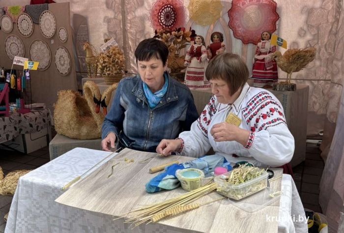 Калектыў майстроў “Таленты Крупшчыны” выстаўляецца на Нацыянальным фестывалі беларускай песні і паэзіі “Маладзечна-2025”
