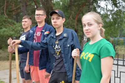 Ребята из экологического студотряда навели порядок возле монумента у братской могилы в урочище Лебортово