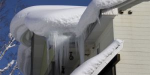 Зима испытывает крыши на прочность: рекомендации по безопасности