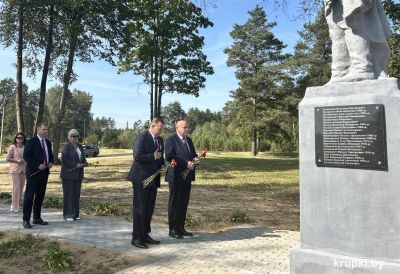 Павага героям вайны: кіраўнікі вобласці і раёна ўсклалі кветкі да манумента воінам-землякам на Ухвале