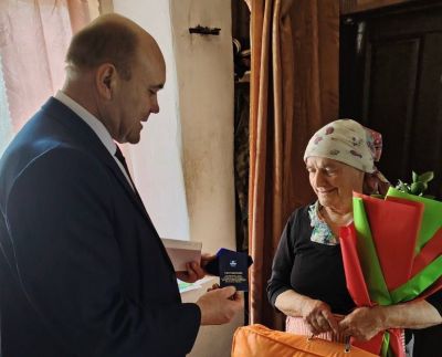Цветы, подарки и слова благодарности: в Крупском районе чествовали ветеранов