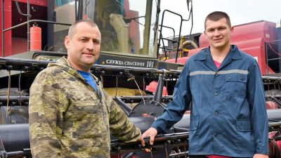 Крупские спасатели убирают урожай на комбайне с надписью «Служба спасения 101»