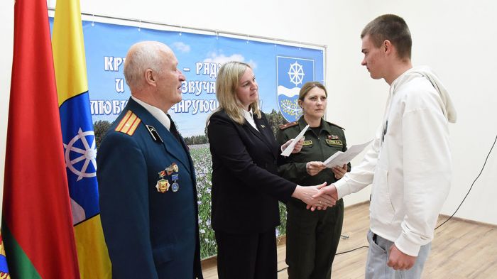 В Крупках прошел День призывника &ndash; будущие защитники Отечества получили повестки