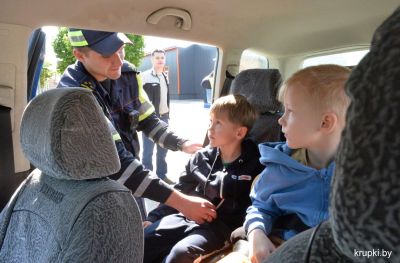В Крупках сотрудники Госавтоинспекции и корреспонденты проверили безопасность юных пассажиров