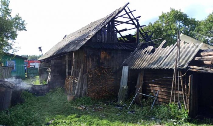 В д. Лисичино Крупского района сгорели надворные постройки