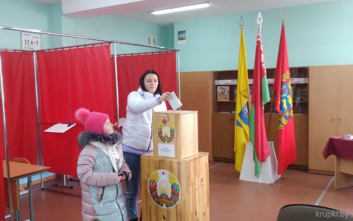На участок для голосования № 19 в СШ №3 приходят мамы с детьми