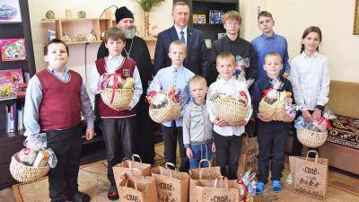 Глава района поздравил воспитанников приюта в Холопеничах