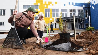 Крупчане благоустроили территорию строящегося ФОКа в день республиканского субботника