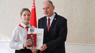 Председатель Миноблисполкома Алексей Кушнаренко вручил паспорт крупчанке Анне Вороновой