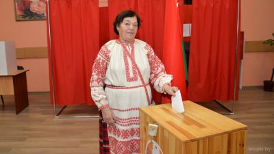 Народный мастер Республики Беларусь Янины Микульчик дала мастер-класс на своем участке для голосования